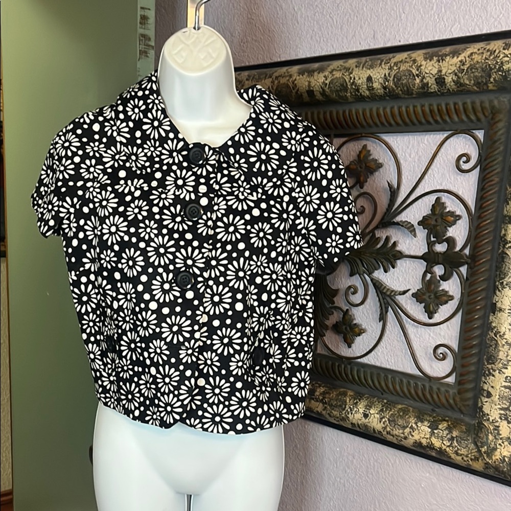 EUC Notations Black and White Daisy Print Big Button Cropped Jacket Sz SP